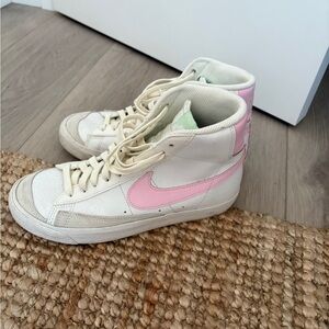Nike blazers Women's High-Top Sneakers - Pink and White